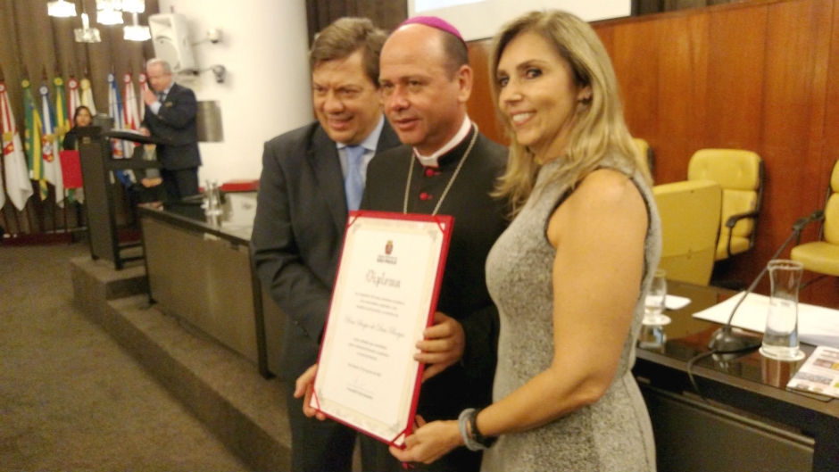 Vereador Nello Rodolfo, com esposa, entrega título a Dom Sergio